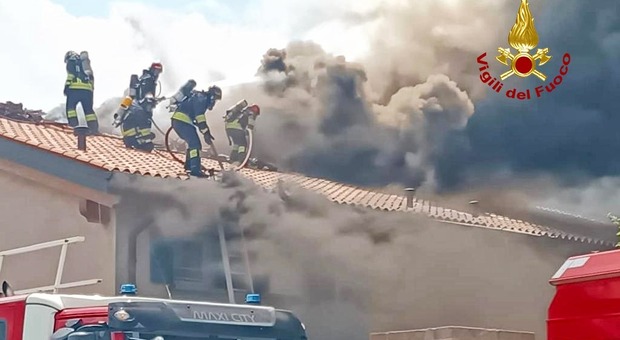 Si incendia l'impianto fotovoltaico, in fiamme il tetto della barchessa di una bifamiliare