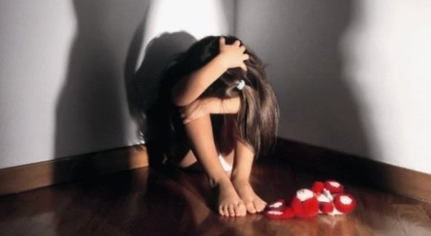 Bari, bimba di 12 anni violentata per mesi da un branco di giovanissimi e ripresa col cellulare
