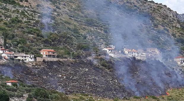 Incendio tra le case a Monte San Biagio: nonna e nipote salvate dalle fiamme