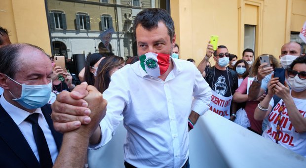 Migranti, Salvini attacca: «Si moltiplicano i casi positivi, il Governo mette in pericolo l'Italia»