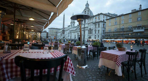Roma, tavolini all'aperto gratis fino a giugno per ristoranti e locali. Raggi: «Ora l'esenzione del canone per il 2021»