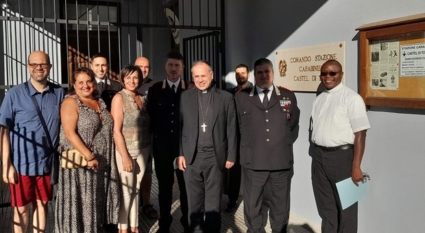 Il vescovo Domenico Pompili benedice la nuova stazione dei carabinieri di Castel di Tora