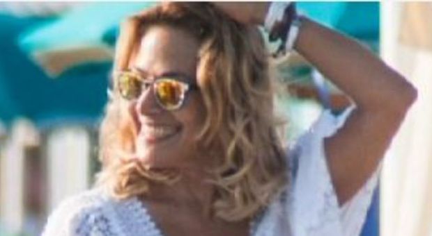 Barbara D'Urso in vacanza: relax, selfie e delizie ai fornelli