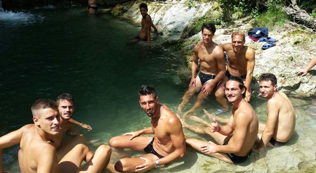 I giocatori del Fano in ritiro a Frontone mentre si rilassano facendo un bagno nel torrente Cinisco