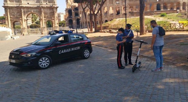 Roma, monopattini elettrici: il 10% li usa senza rispettare le regole. I carabinieri: multe e controlli