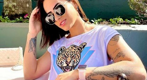 Morta influencer di 22 anni, incidente in moto col marito. L'ultimo post: «La vita è breve»