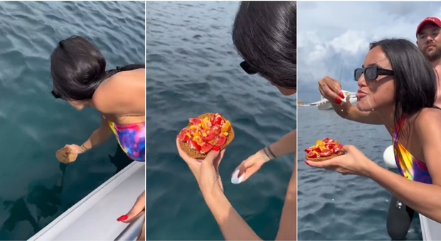 Bagna la frisella e la mozzarella in acqua di mare, poi le mangia: il video diventa virale (ma quante critiche)