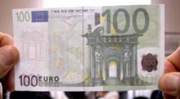 Cerca di pagare il dentista con 100 euro falsi, poi ingoia la banconota per non farsi beccare