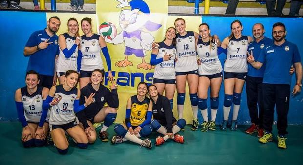 Volley femminile, storica promozione per Sant'Elia: batte Bari e vola in B1 Grande festa in paese