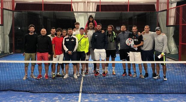 Foto di gruppo dopo la finale del torneo di Padel (Foto Passaro)