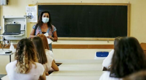 Covid a Roma, troppi prof contagiati: scatta l’allarme cattedre nelle scuole
