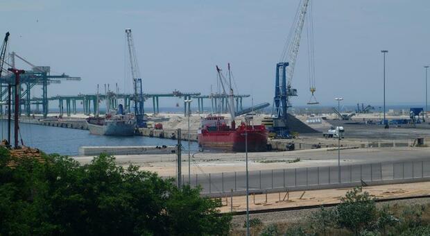 Una veduta del porto industriale di Taranto