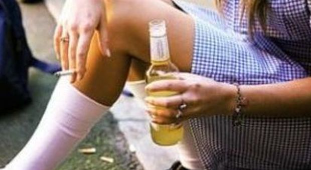 Troppa sporcizia e schiamazzi Alcol vietato nei luoghi pubblici