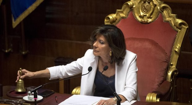 Senato, bagarre in aula sul caso Air Force Renzi, Casellati sospende lavori e bacchetta Bonafede