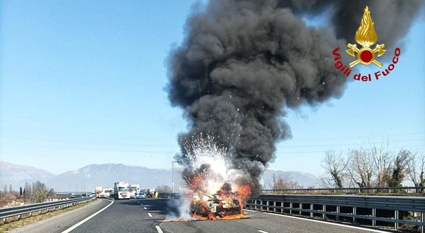 Mercedes contromano in autostrada: la vettura esplode dopo lo scontro frontale, fiamme altissime