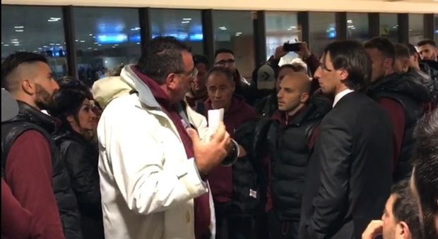 Il confronto tra i tifosi e Rosina nell'aeroporto di Trapani dopo la sconfitta