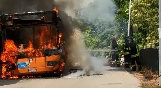 L'autobus del'Ami in fiamme con l'intervento dei vigili del fuoco