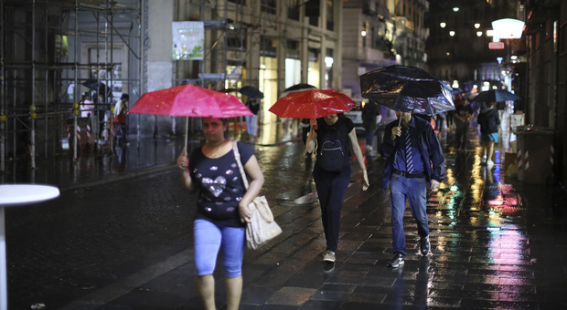 Napoli e la Campania sott'acqua: «Allerta meteo anche per domani»