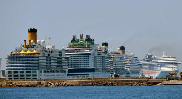 Le navi da crociera ferme in porto a Civitavecchia
