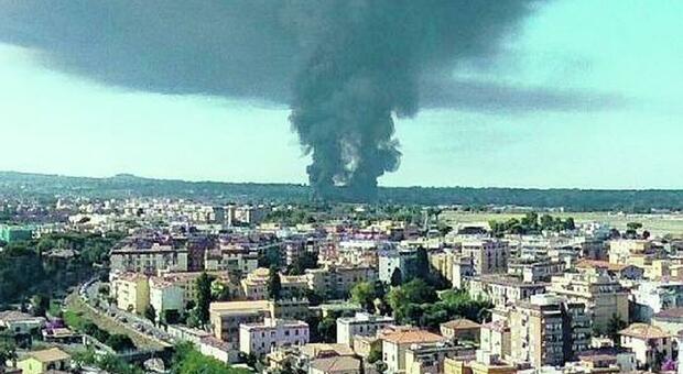 L'incendio a Ciampino, scatta l'allarme diossina: «123 volte oltre i limiti»