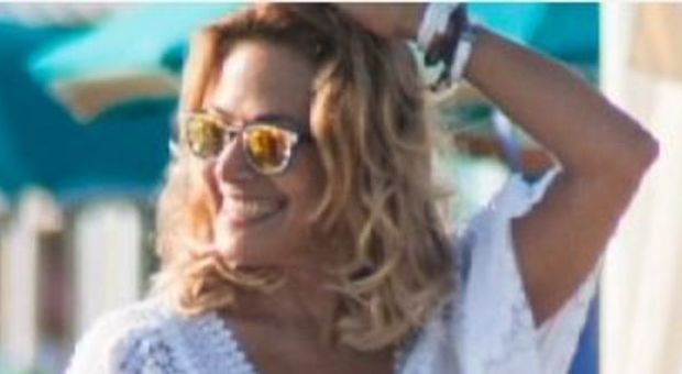 Barbara D'Urso in vacanza relax, selfie e delizie ai fornelli