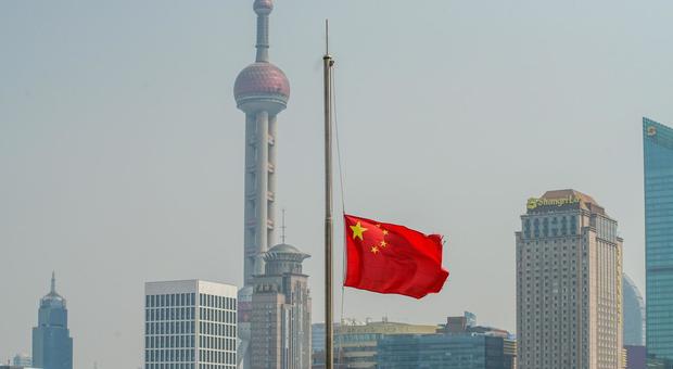 immagine Coronavirus, preghiere, bandiere e silenzio: in strada e nelle fabbriche la Cina si ferma per ricordare le sue vittime