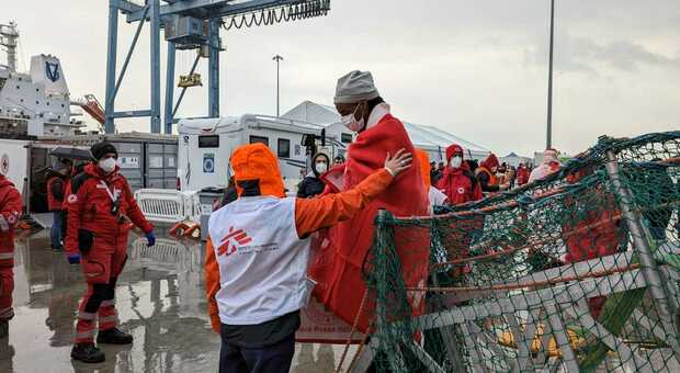 «Le torture e l’inferno del viaggio» .Il porto accoglie altri 73 disperati: attesa per l'arrivo della seconda nave Ong