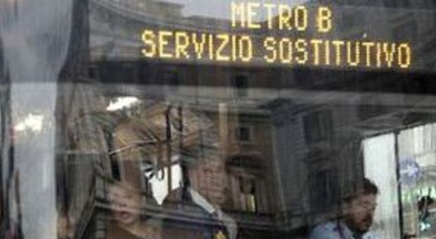 Roma, stop su metro B e B1 per guasto tecnico: Roma-Lido si ferma per una protesta sui binari