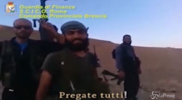 Blitz antiterrorismo, 14 arresti: jihadisti finanziati col traffico dei migranti. Due milioni dall'Italia ad Al-Nusra