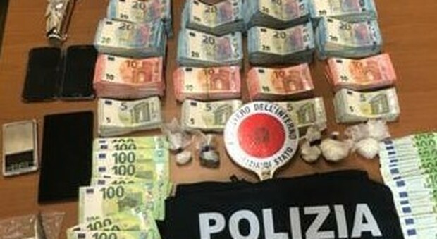 Frosinone, droga e oltre 100mila euro in contanti in casa: arrestati dipendente comunale, moglie e figlio