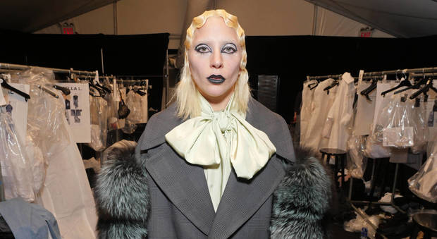 Lady Gaga irriconoscibile per Marc Jacobs: modella per una sera a New York