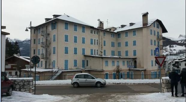 l'Hotel Ampezzo di Cortina, a ridosso della vecchia stazione, è ormai chiuso da anni