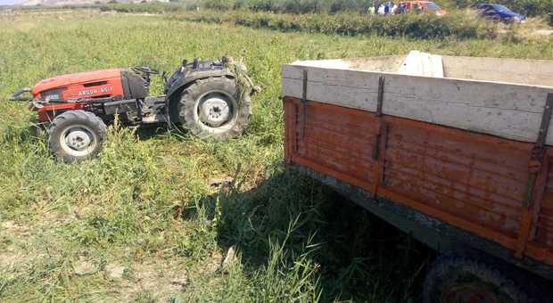 Bambino di tre anni muore travolto dal trattore agricolo guidato dal nonno