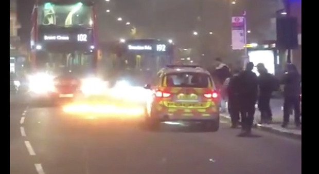 Uomo si lancia con l'auto contro la stazione di polizia di Londra, poi dà fuoco alla strada