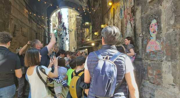 Primo maggio a Napoli col pienone: “tutti pazzi” per le Catacombe e lo street food