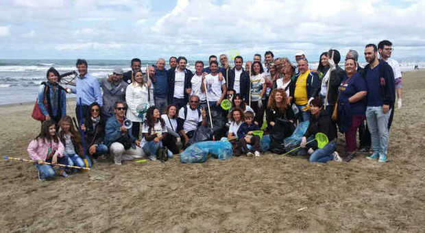 Regionali| Ciarambino e Di Maio ripuliscono la spiaggia di Licola