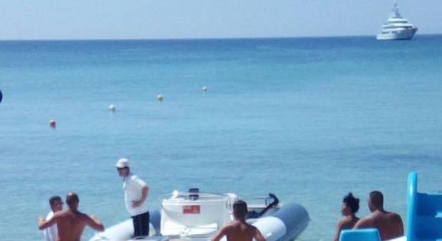 Sorpresa: nella spiaggetta sbarca lo yacht del multimiliardario