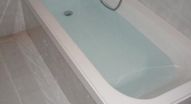 Smartphone in carica cade nella vasca da bagno, 14enne muore folgorata