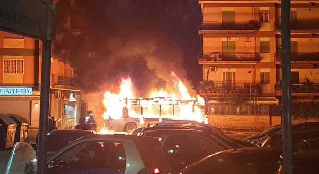 Roma, autobus va a fuoco al Portuense: paura a bordo