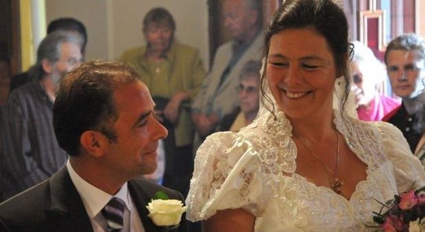 Dall'Inghilterra alla Grecia: dopo 31 anni si ritrovano nell'isola dove si erano innamorati da ragazzini, Colette e Andreas si sposano