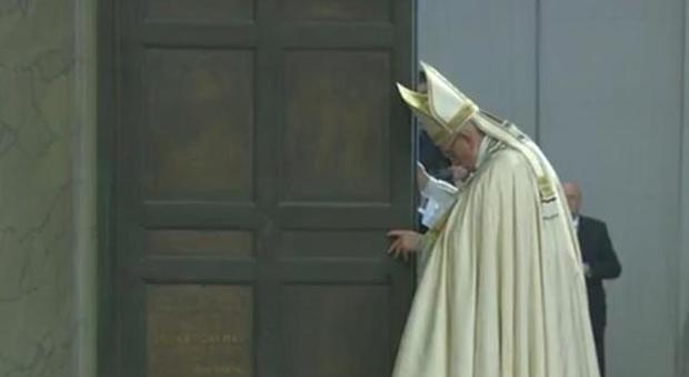 Giubileo, Papa Francesco chiude la Porta Santa di San Pietro: era l'ultima rimasta aperta
