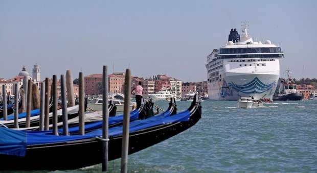 Via le grandi navi da San Marco. Delrio: "Saranno ormeggiate a Marghera"