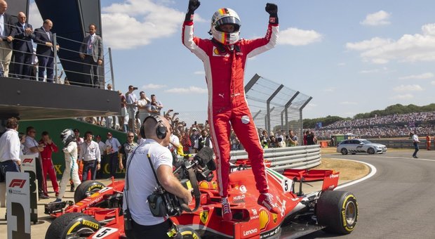 Sebastian Vettel esulta a Silverstone per la vittoria di un anno fa
