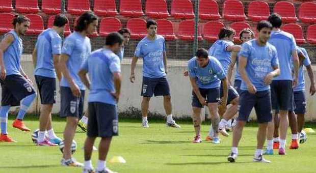 Ansia Uruguay per il match con l'Inghilterra. Cavani: "Consapevoli delle nostre armi"