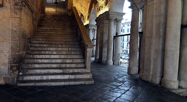 Defeca sotto i portici della Basilica: "scoperto" dai video e denunciato