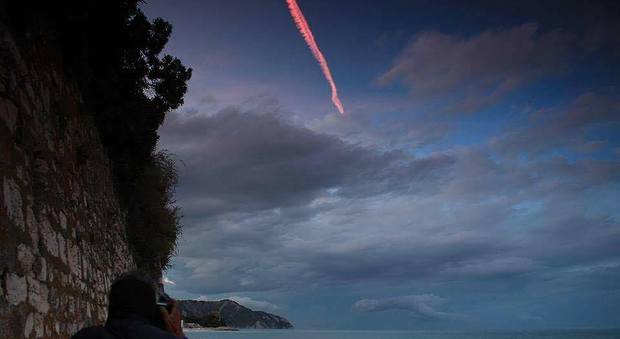 Meteora nel cielo sopra il Conero La scia luminosa sbalorisce tutti