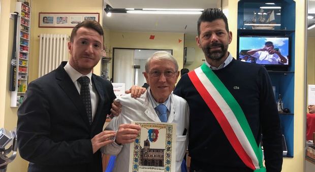 Il barbiere dei record va in pensione Tantissimi amici, 61 anni di attività