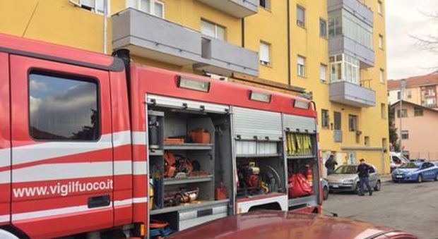 Carabiniere dà fuoco ai peluche della figlia e la chiude nella casa incendiata: vendetta dopo la separazione