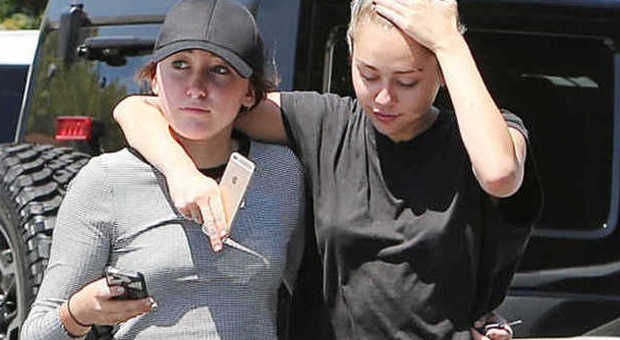 Miley Cyrus, giornata in famiglia: pranzo "disperato" con la sorellina Noha