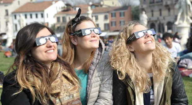 Eclissi di sole, in Prato della Valle una folla con il naso all'insù